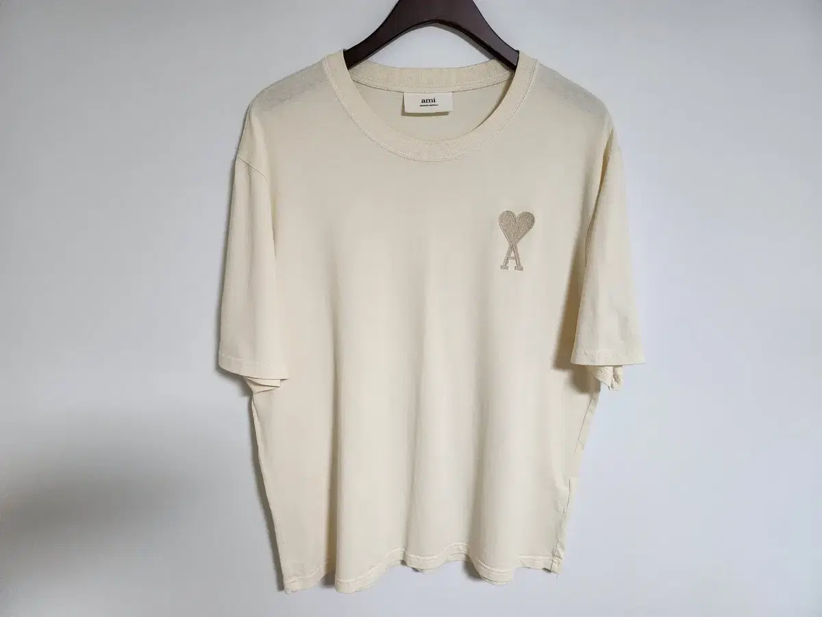 [L] Army Ivory Big Heart Embroidered Short Sleeve T-Shirt E21HJ128