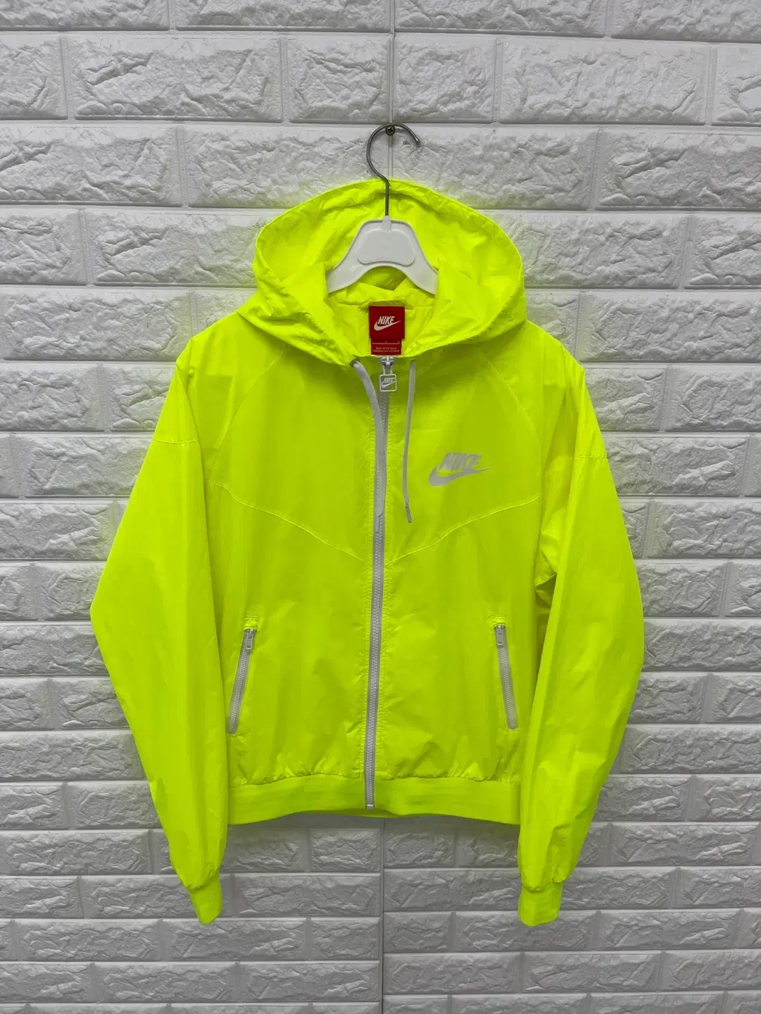 Nike Women's Fluorescent Windrunner Jacket(L/66-77) / B-719