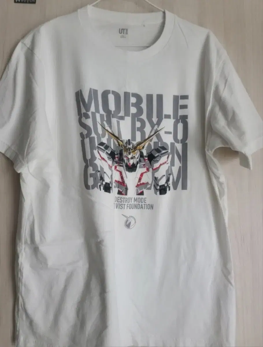 Uniqlo Gundam Short sleeve white size XL