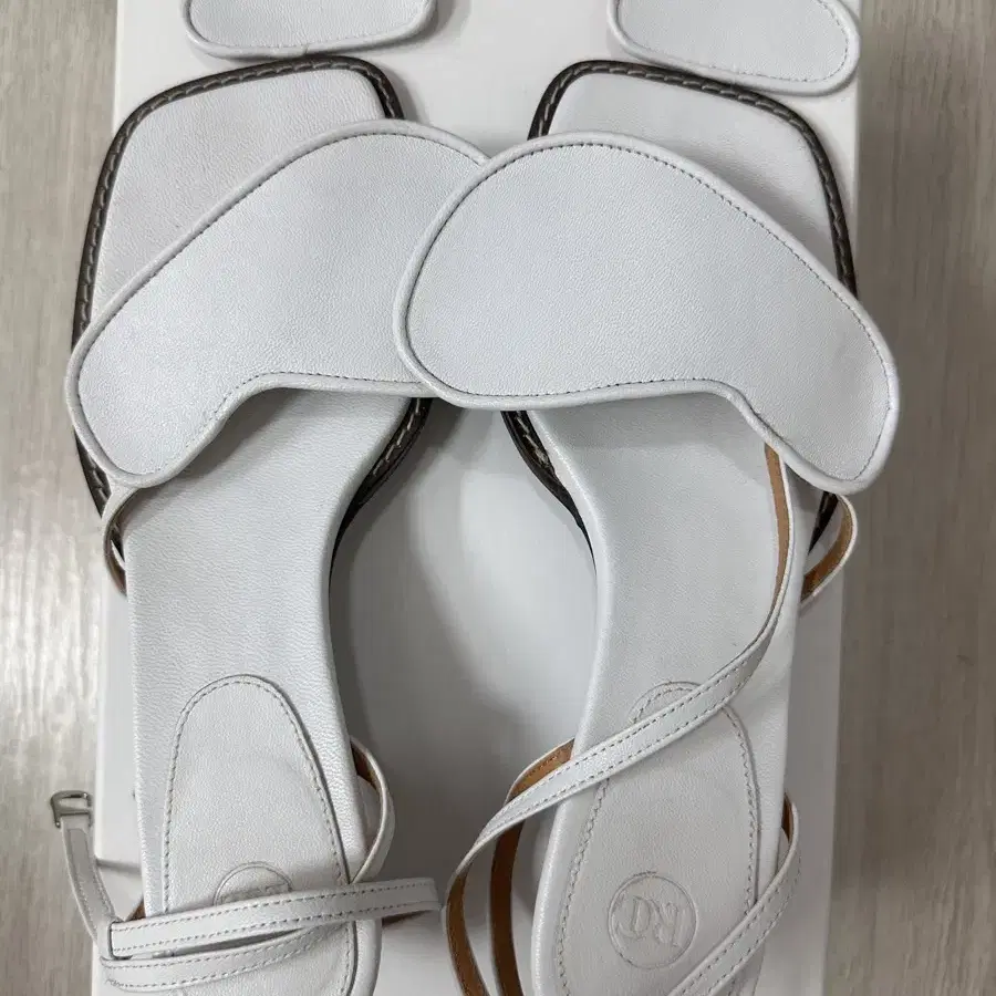 recto 렉토 dough detail sandals 판매합니다