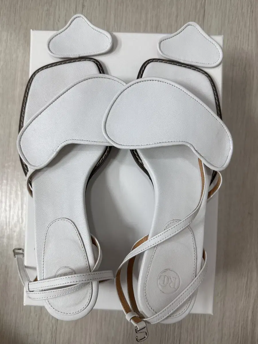 recto 렉토 dough detail sandals 판매합니다