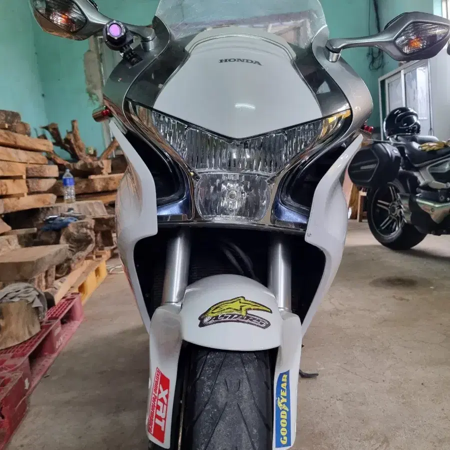 vfr1200f  10년6만앞뒤타이어 신품. 상태최상