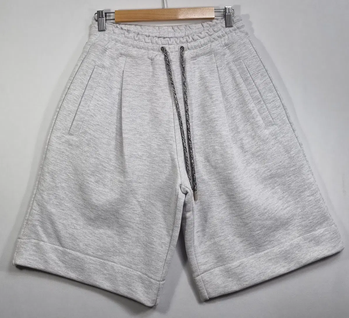 XS ) Oatmeal sweatshorts at the belly