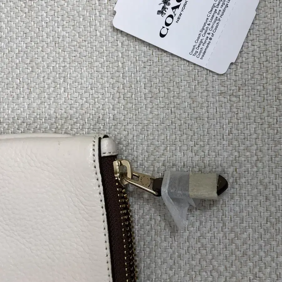 COACH 코치가방 반달 구미베어 라지 위슬렛 30 클러치백 F77886