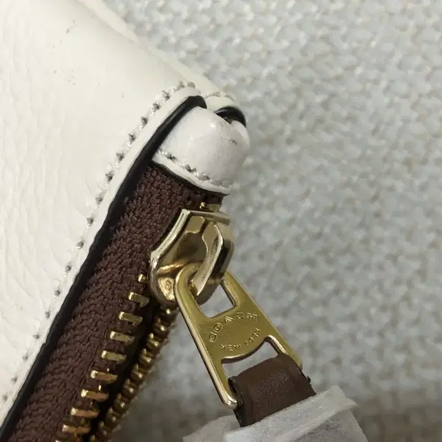 COACH 코치가방 반달 구미베어 라지 위슬렛 30 클러치백 F77886