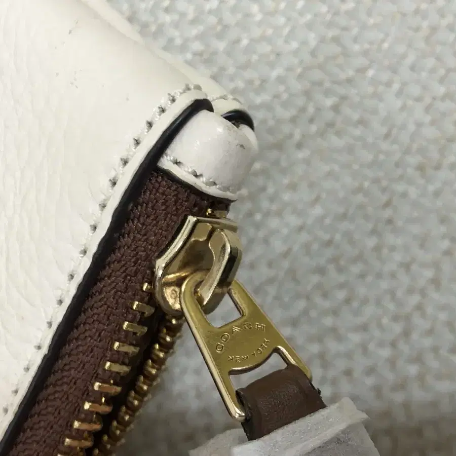 COACH 코치가방 반달 구미베어 라지 위슬렛 30 클러치백 F77886