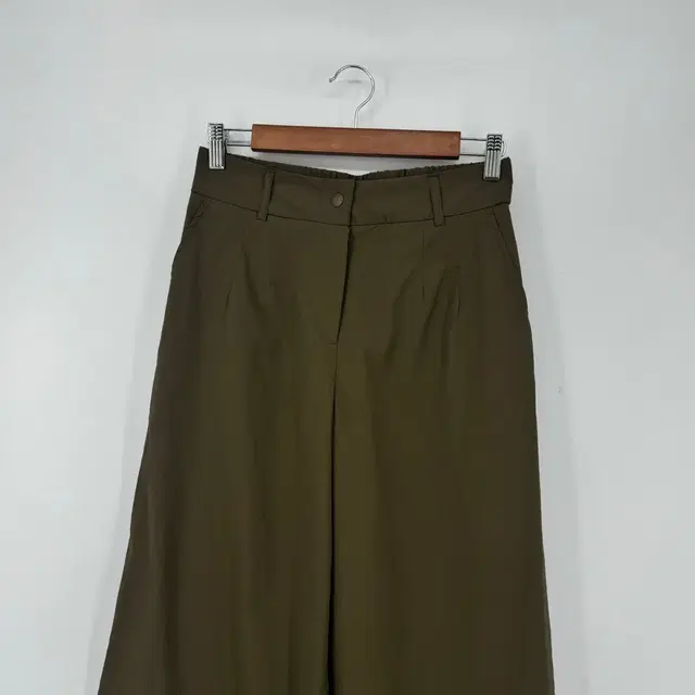 뒷밴딩 와이드 슬랙스 8부 (55 size / KHAKI)