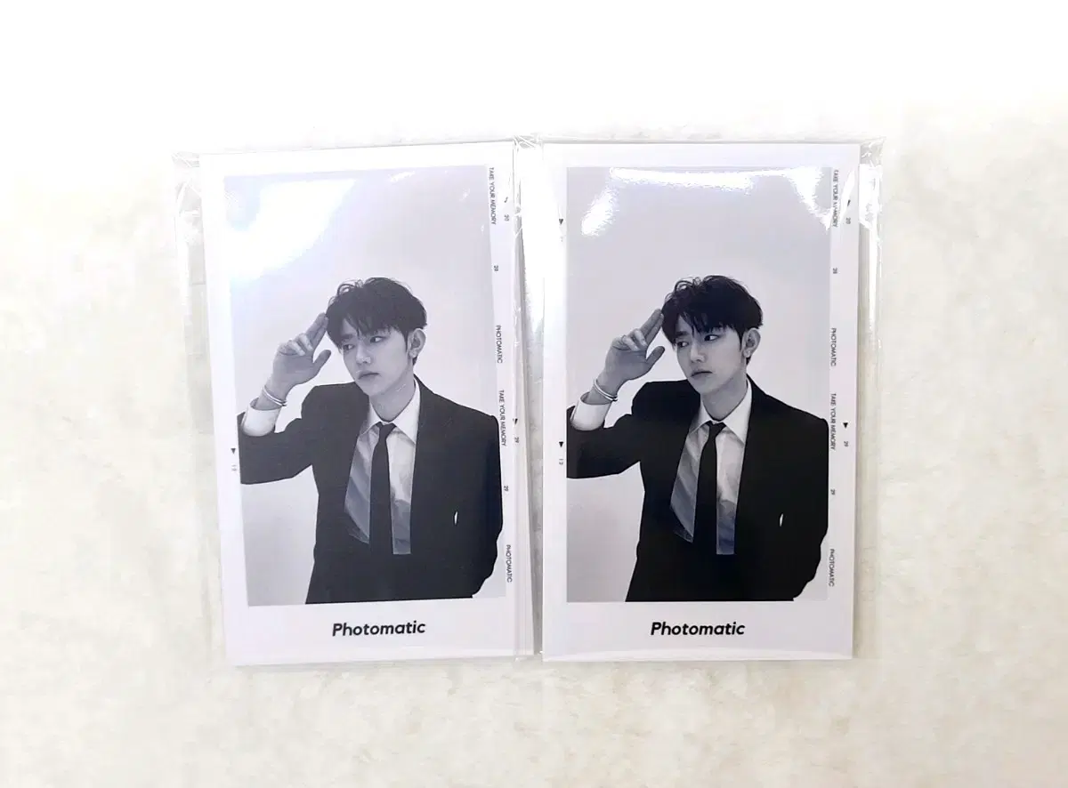 Zerobaseone zhang hao sells photomatic photocards