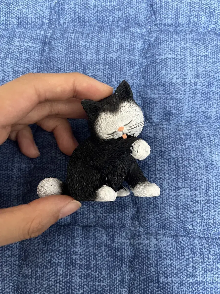 Russian artist's cat figurine