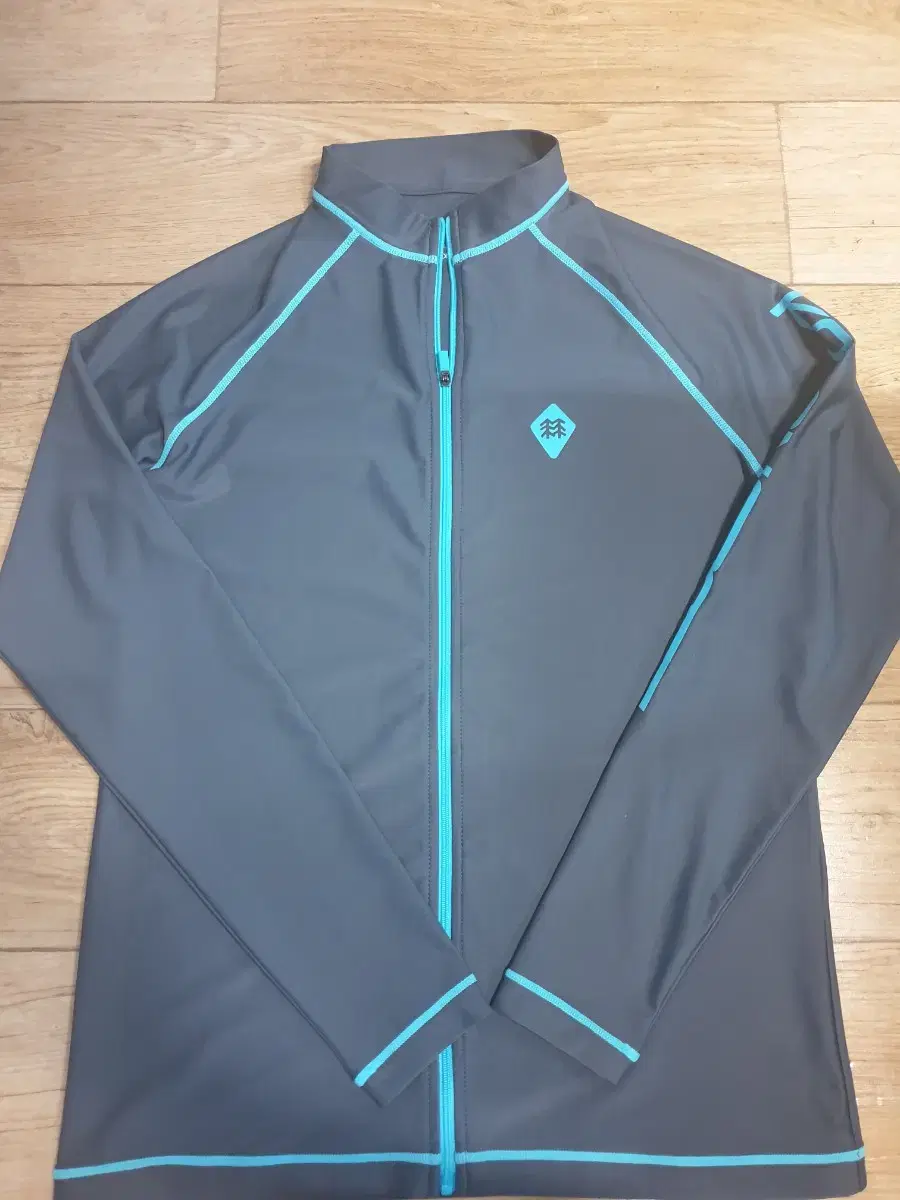 I have a size 95 Kolon performance tracksuit zip-up in good condition.