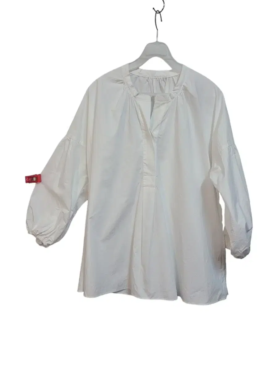 White luxury blouse with areum armholes