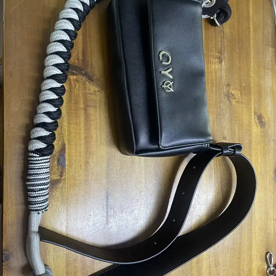 OY 오와이 ROPE VEGAN LEATHER MINI 숄더백 팝니다.