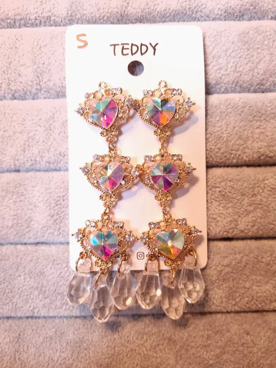 Sells 32 pieces in bulk/colorful earrings