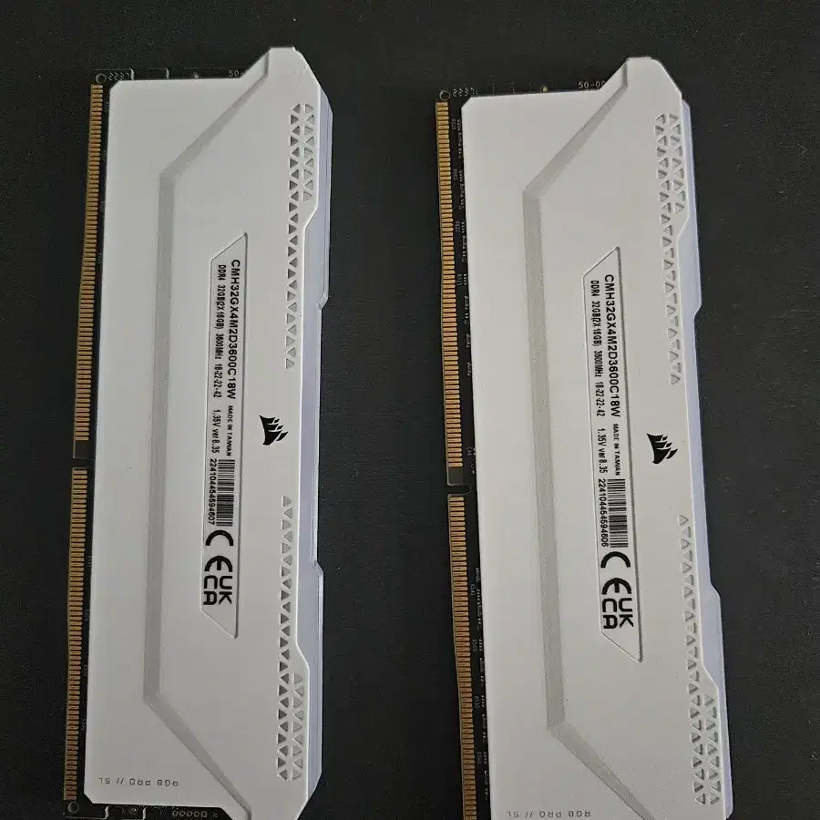 커세어 램 ddr4 벤저스 rgb 16(2)판매합니다.