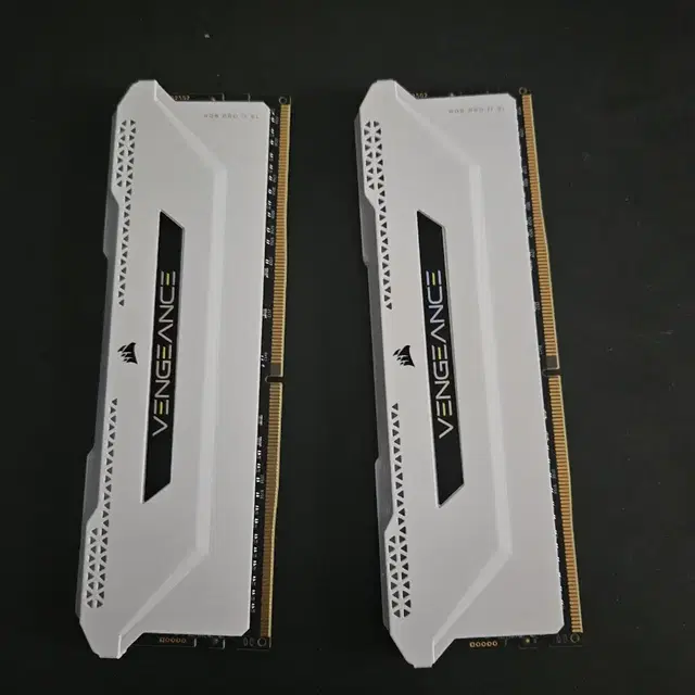 커세어 램 ddr4 벤저스 rgb 16(2)판매합니다.