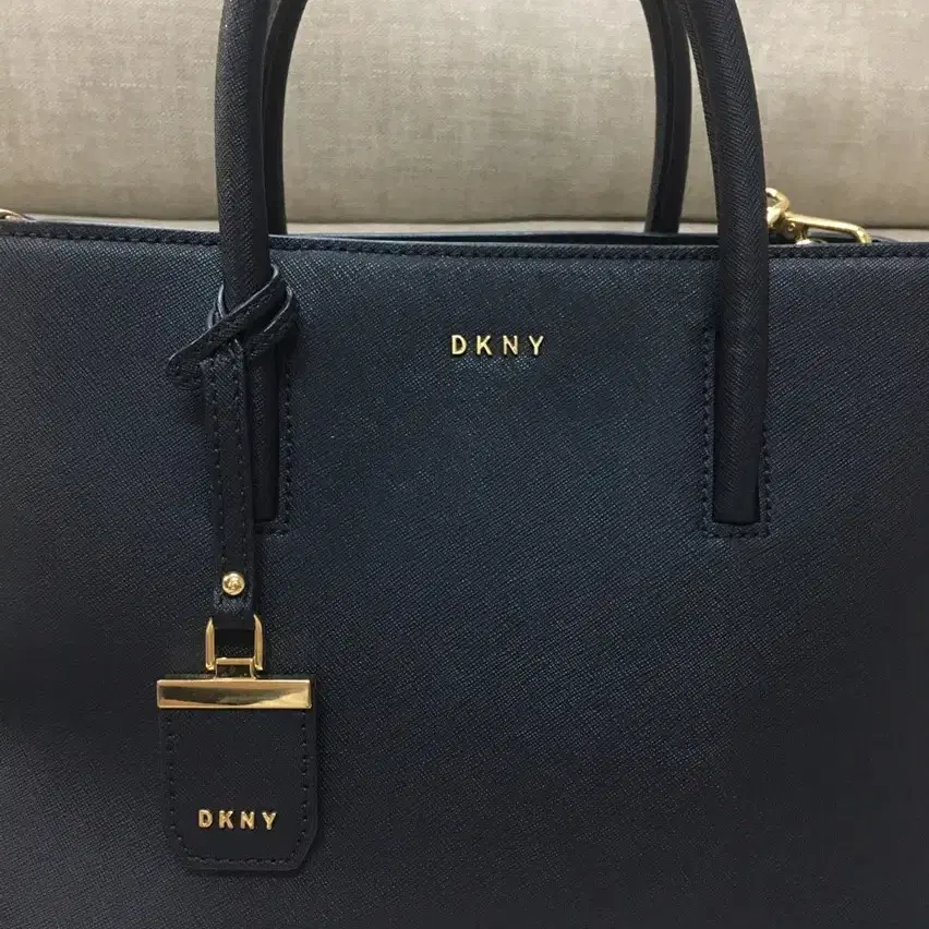 DKNY 가방 정품 네이비 천연가죽 투웨이백 토드백 크로스백