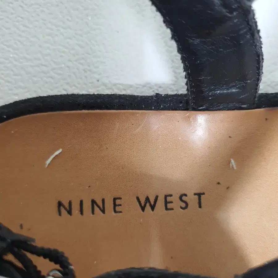 ninewest 나인웨스트정품 은은하게 반짝가벼운스트랩 샌들 8m 250