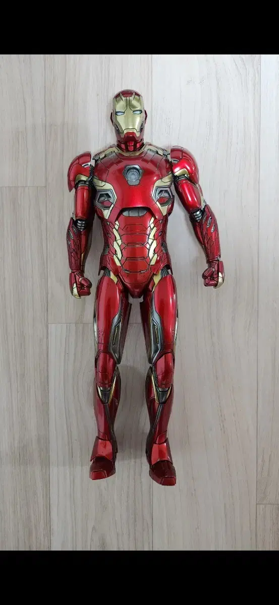 Hot Toys Mark 45 Iron Man Dakka Figure
