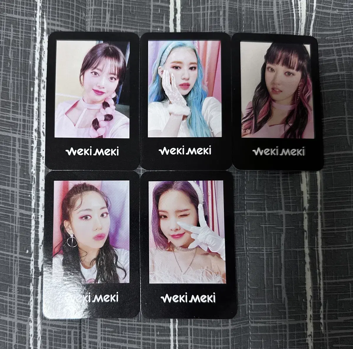 Wekimeki Digital Singles album sells photo cards.