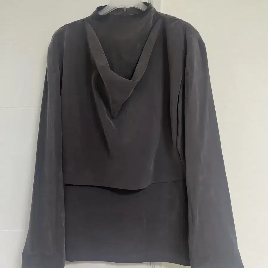 로우클래식 HOOK DRAPE BLOUSE GREY