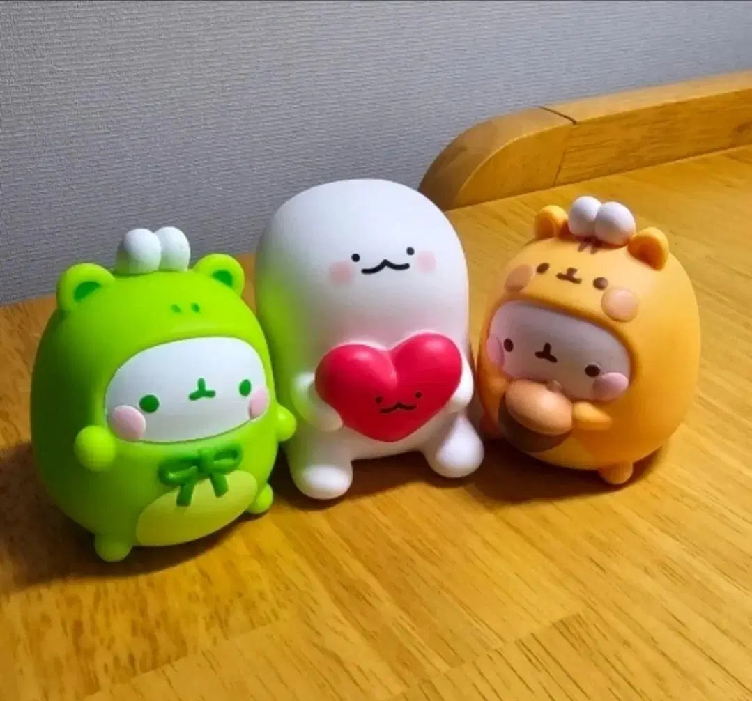 anonymous + molang sells figurines