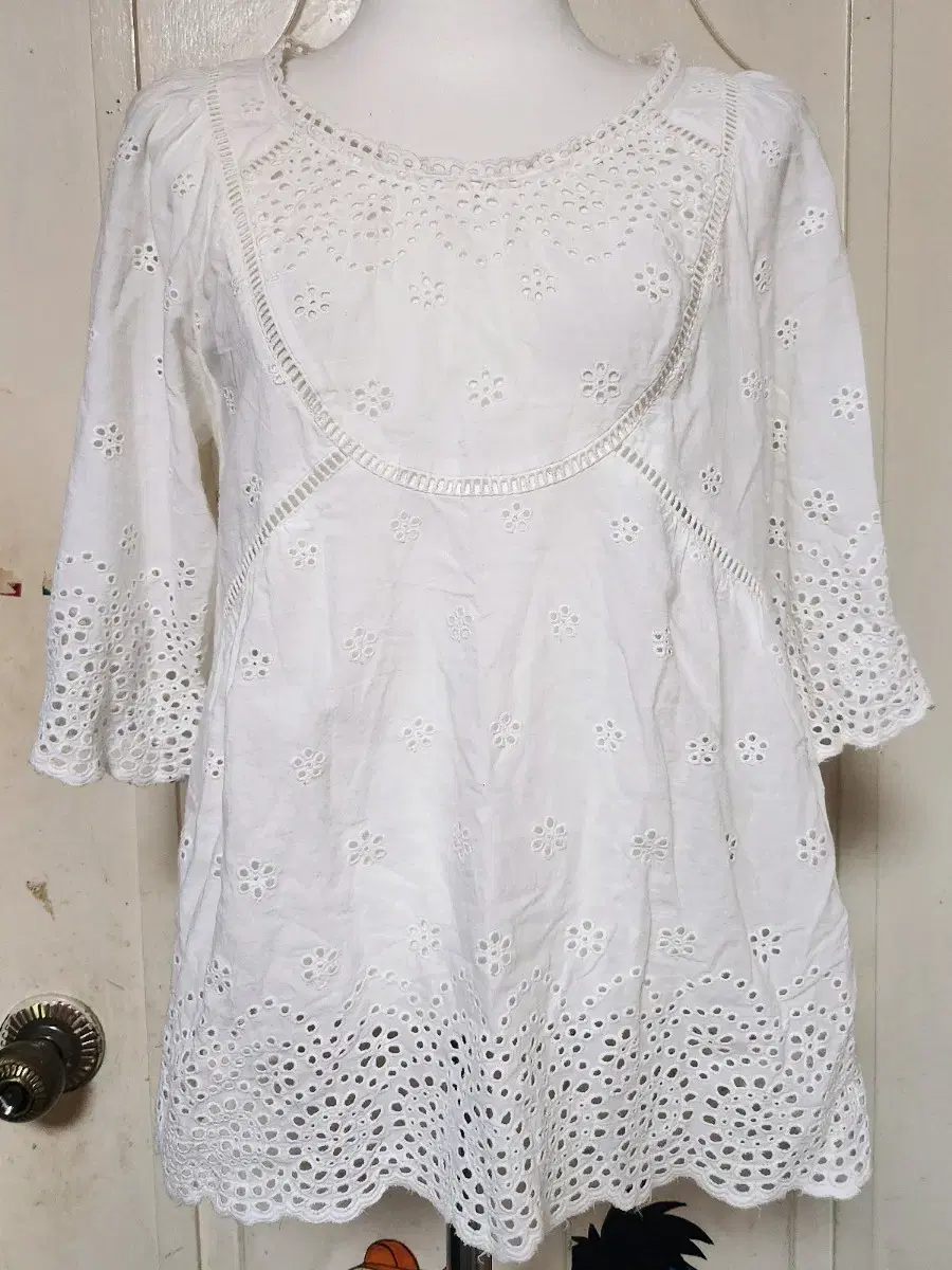 (55) Thursday Island Punching Embroidery Blouse