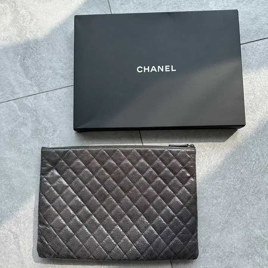 Chanel 샤넬 여성 달라스 링클 은장 페이던트 클러치 블랙 라지