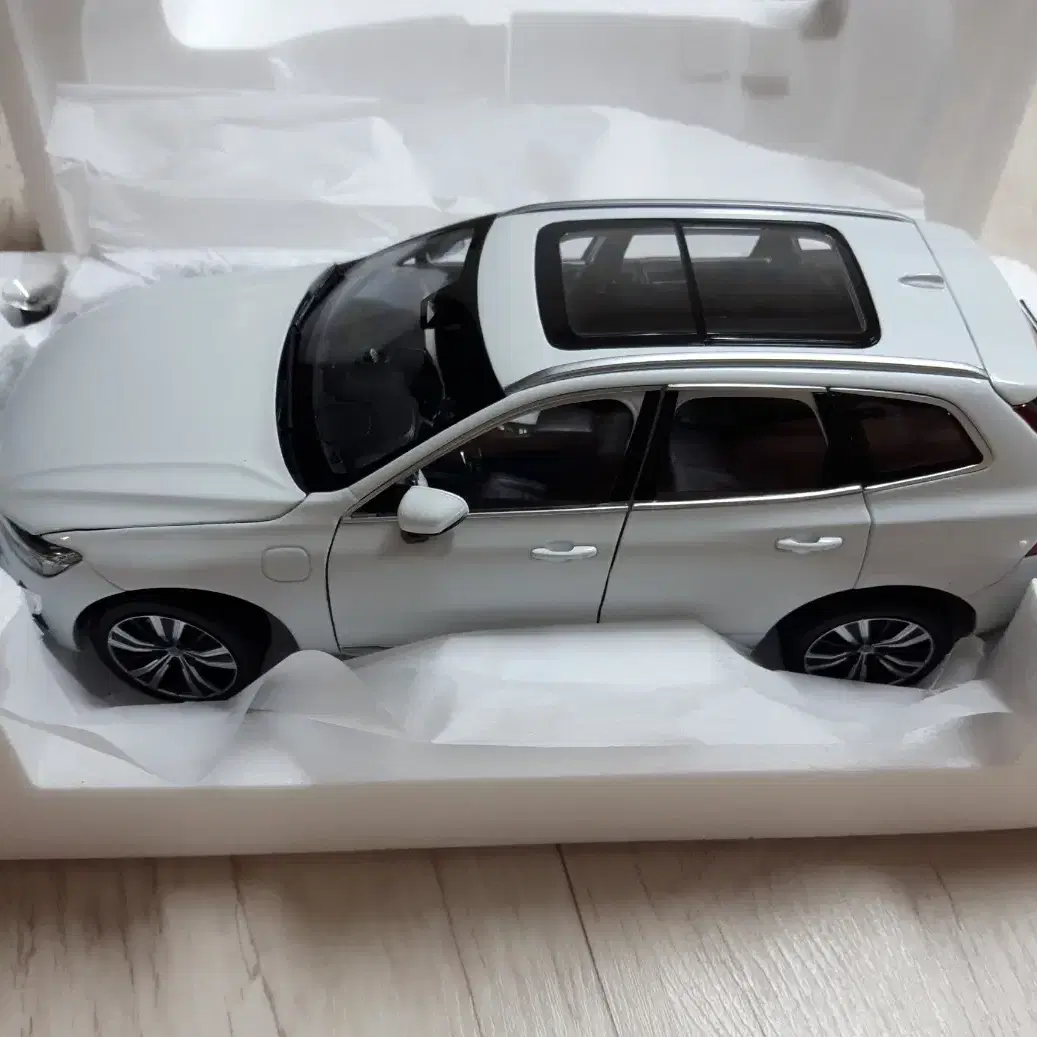 1:18 볼보 XC60 RECHARGE 고급형 다이캐스트 미사용 새상품