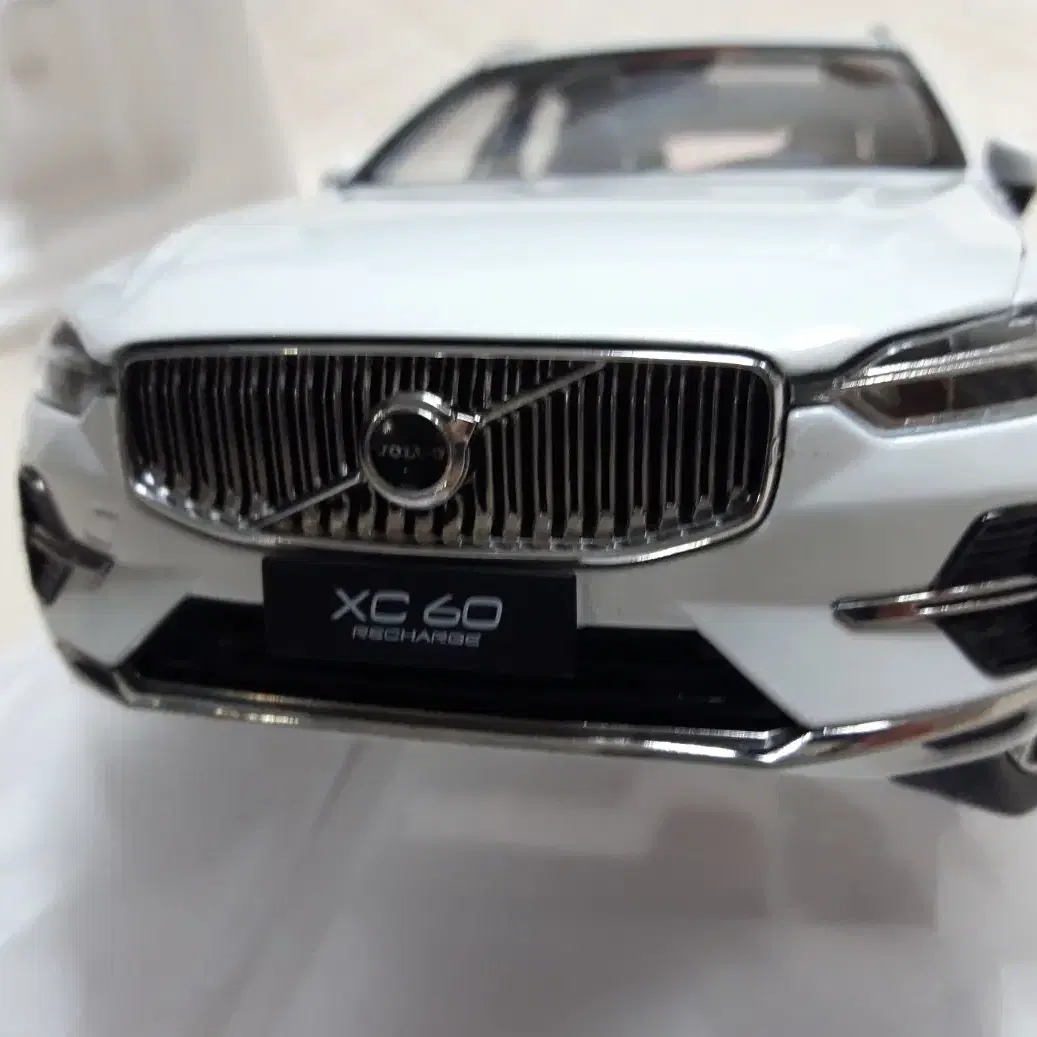 1:18 볼보 XC60 RECHARGE 고급형 다이캐스트 미사용 새상품