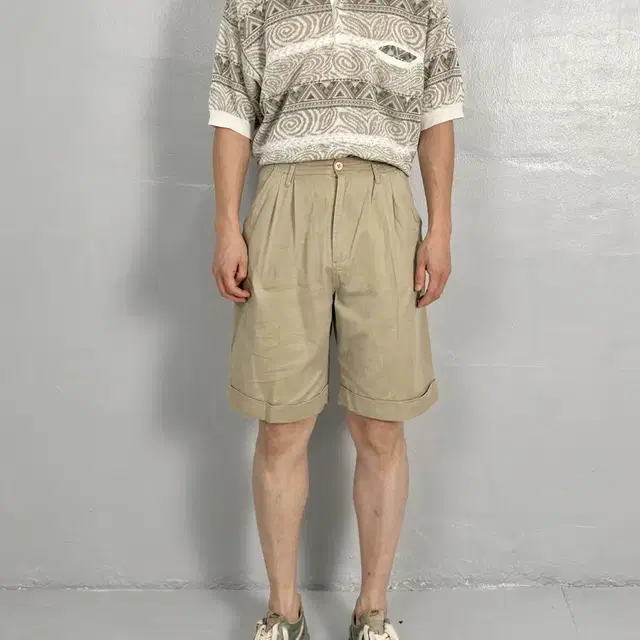 vintage casual two tuck khaki shorts