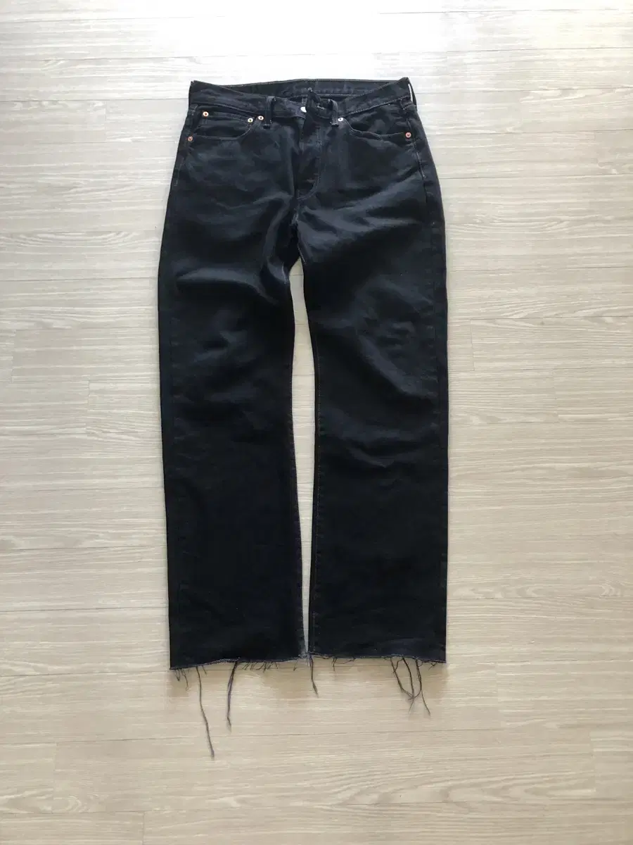 [32] Levi's 501 Black