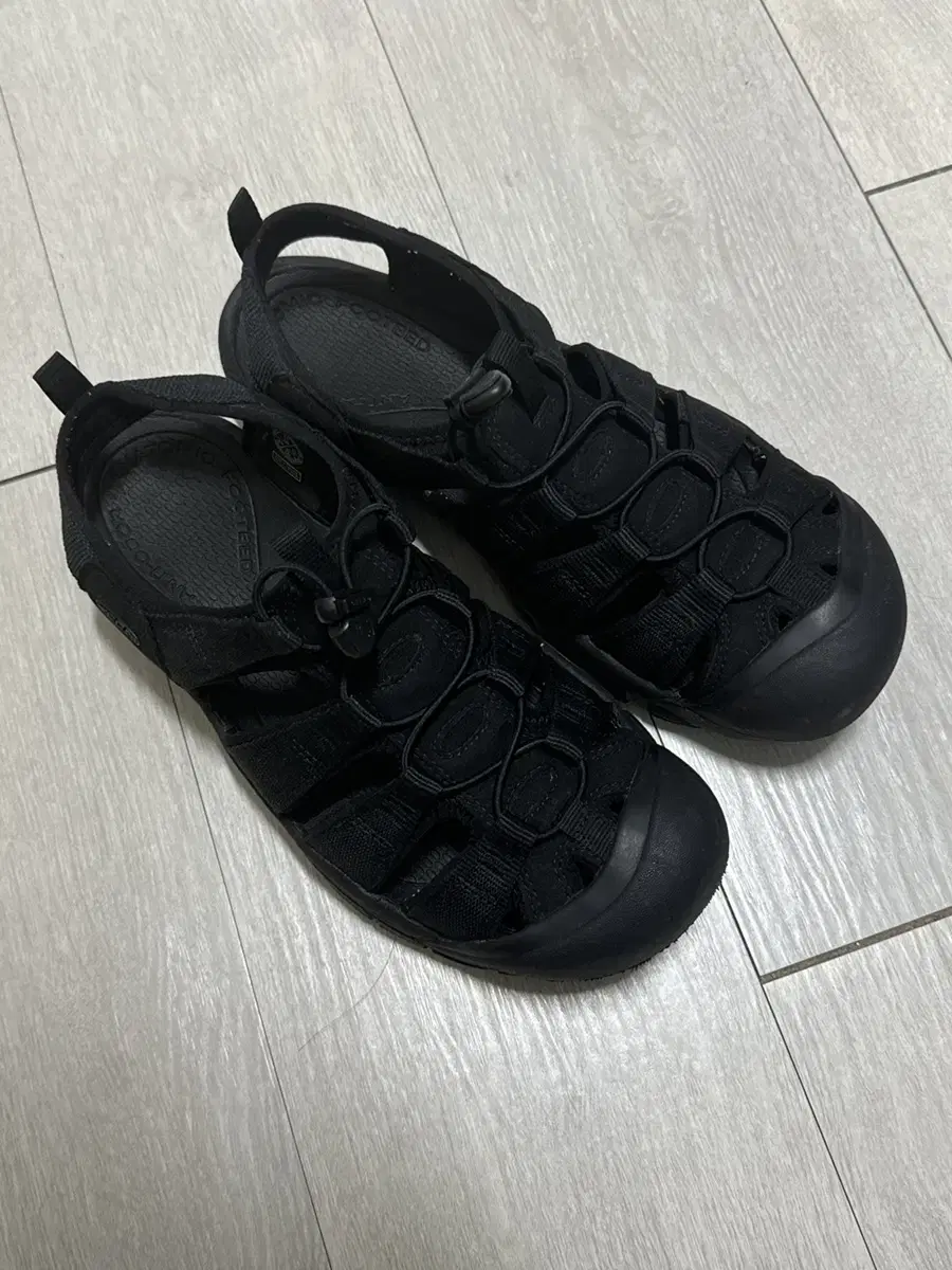 KEEN 킨 뉴포트 H2 샌들 Triple Black 290