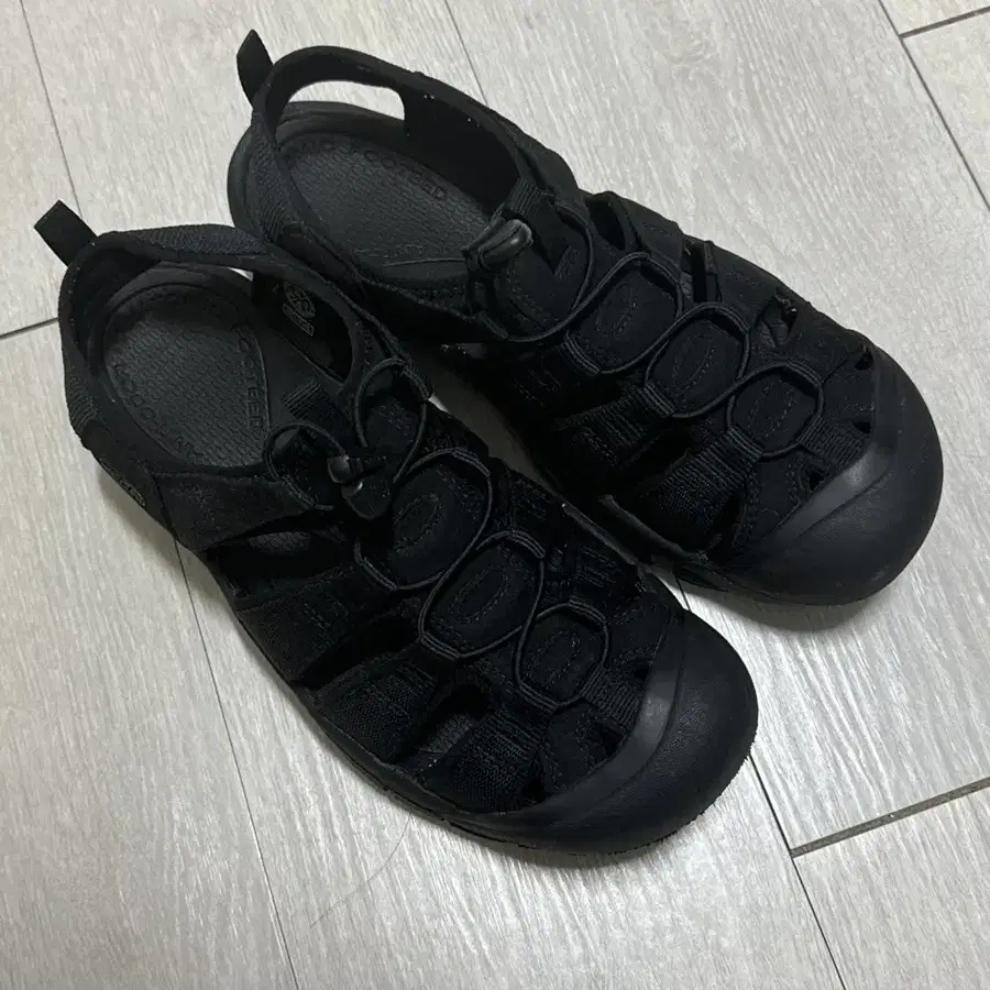 KEEN 킨 뉴포트 H2 샌들 Triple Black 290