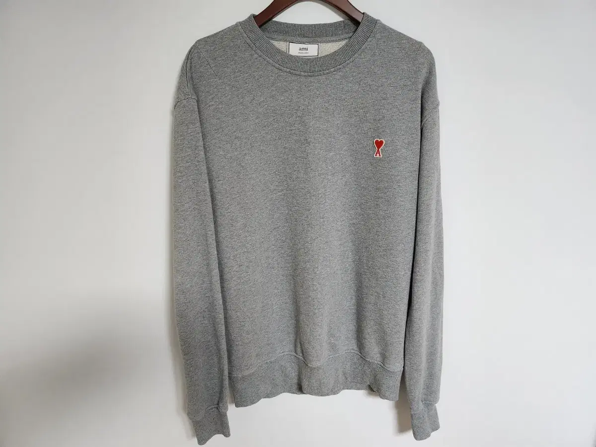 [L] Army gray small heart embroidery man-to-man E20HJ007