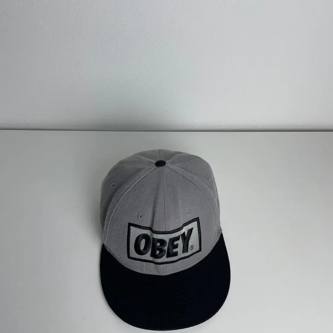 오베이 OBEY 스냅백 볼캡 모자