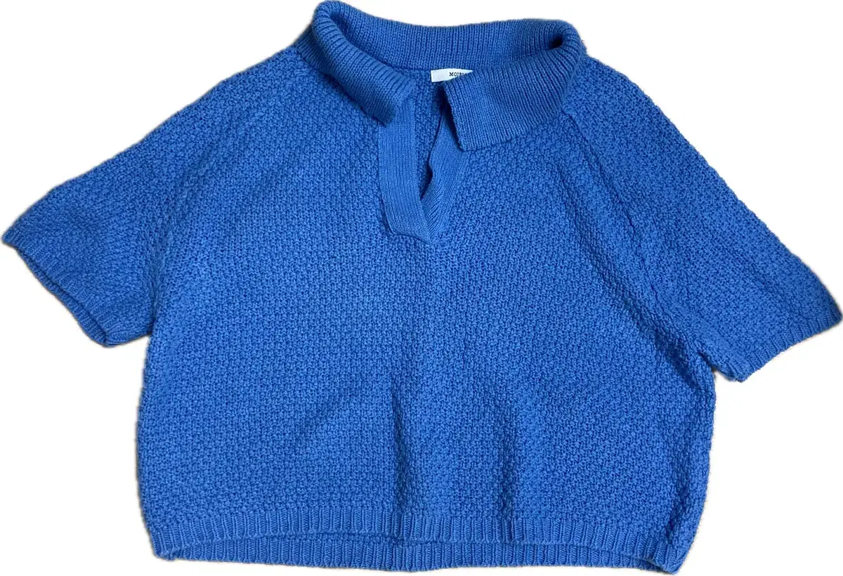 Blue knit short-sleeved shirt