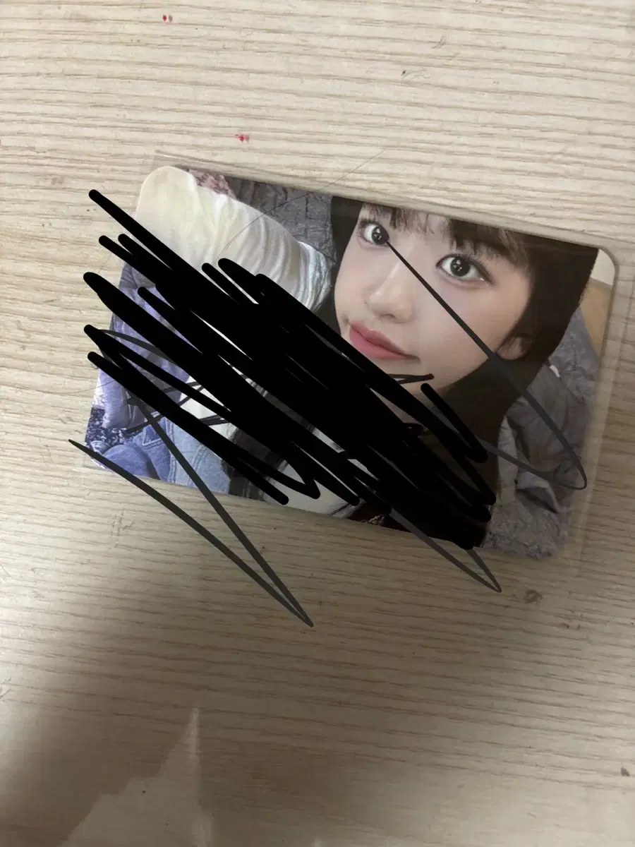 Ahn Yujin sign photocard sells it.