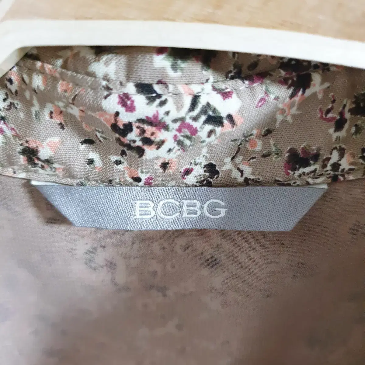 BCBG 꽃무늬 7부 블라우스 루즈핏 55 66 브라운 잔꽃 S