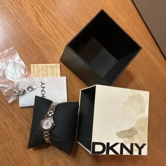 DKNY 여성큐빅시계