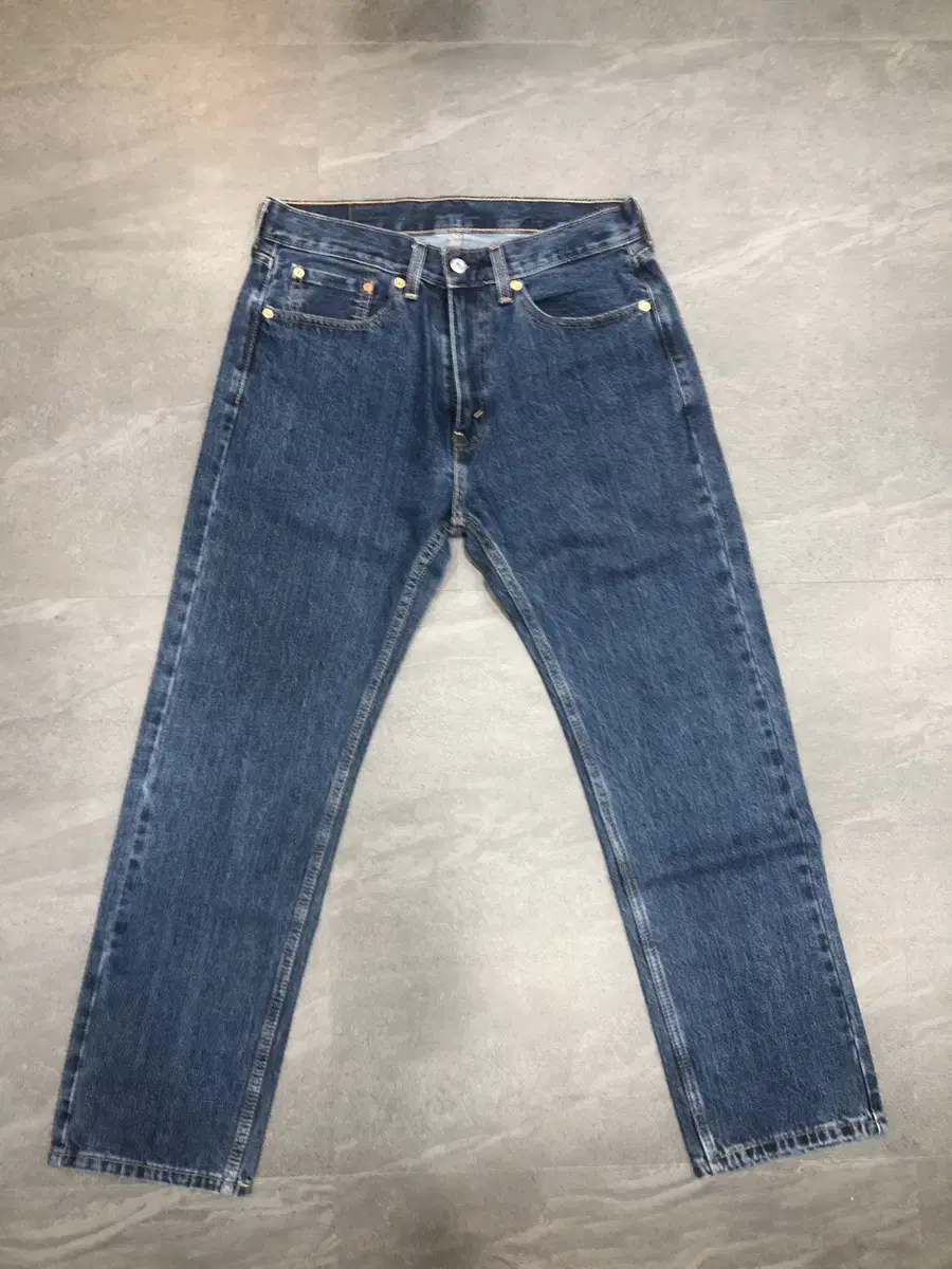 Levi's 505 w32L30 for sale.