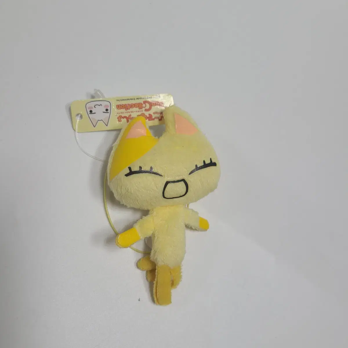 Dokodemo Itsho Toro doll Yellow Classic Cartoon Strap Figure Gacha Cat