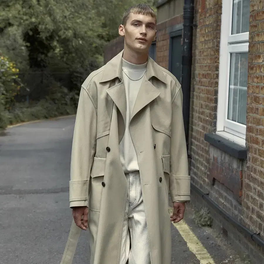 Men100) Over-fit trench coat at the belle