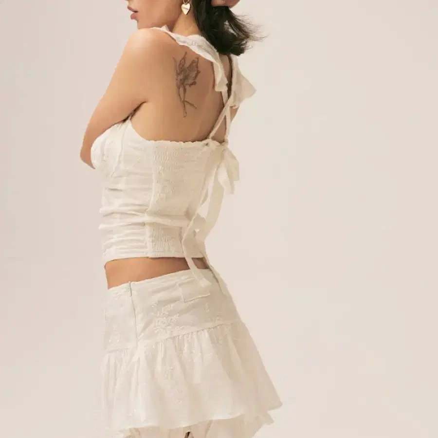 글로니 로데오 러플 탑 화이트 Rodeo ruffle too white