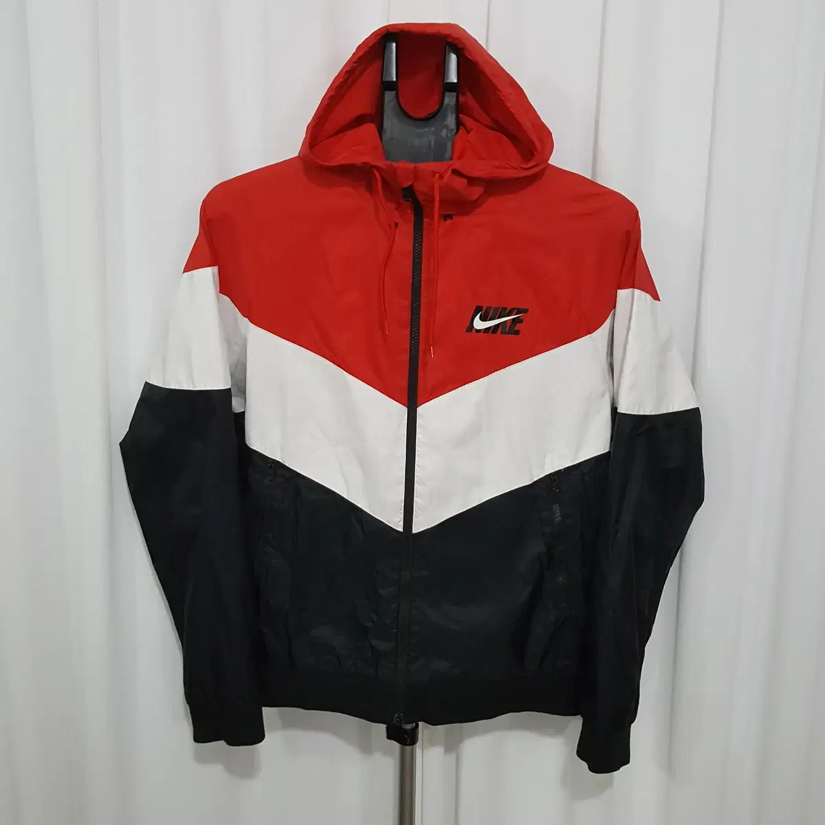 nike windrunner windbreaker size 100 oilcloth