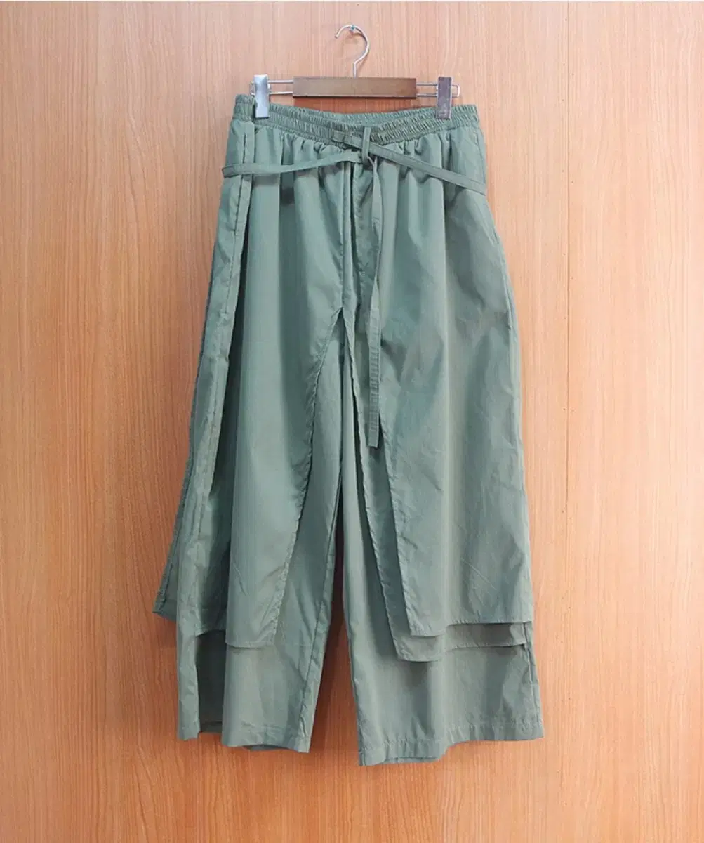 Unique khaki bucket pants