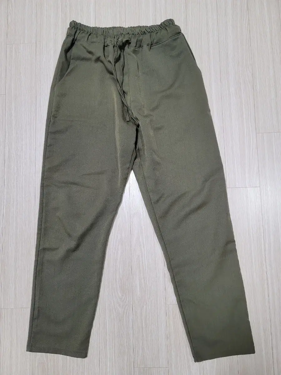 Khaki waiststring joggers bom to gaeul L