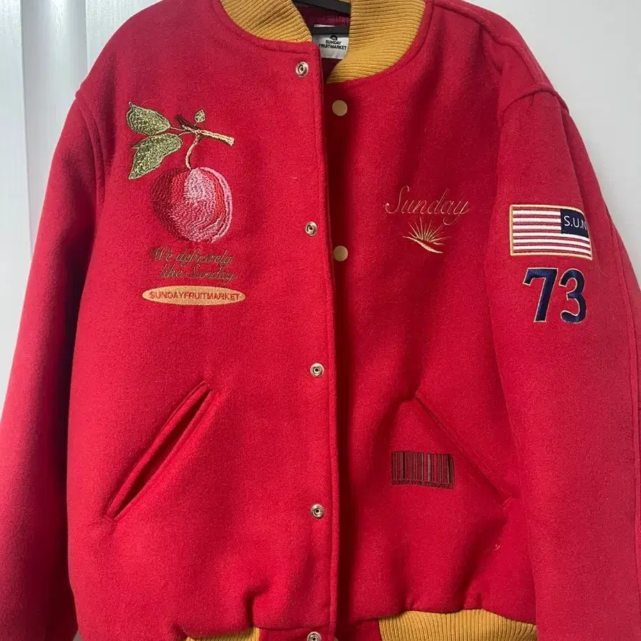 선데이후르츠마켓 APPLE VARSITY JACKET RED