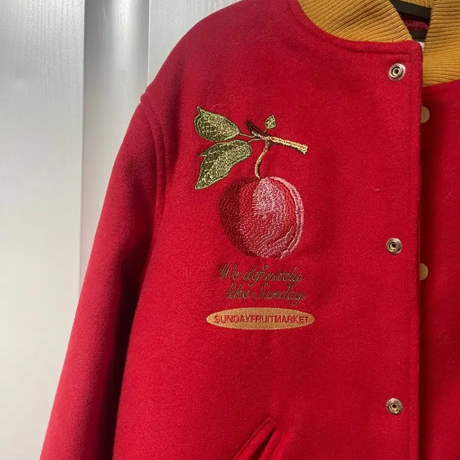 선데이후르츠마켓 APPLE VARSITY JACKET RED