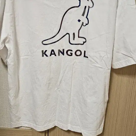 킹골 KANGOL 반팔티 입니다.