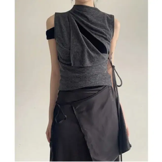 아델리오 troi cut out sleeveless